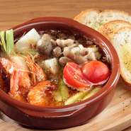 人気の『アヒージョ』は、プリプリのエビに小カブ、きのこ、アスパラ、トマト、など、季節によってかわる野菜も楽しみです。にんにくオイルでお酒にもぴったり。