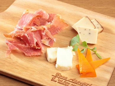 ワインにぴったり『ハモンセラーノ＆チーズの盛り合わせ』