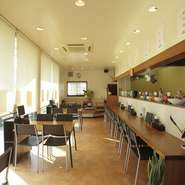 明るい陽射しが入る店内は近隣の人達の憩いの場。バスや車で気軽に立ち寄れる店を目指しています。お一人様はカウンター席、グループの方はテーブル席、小さなお子様連れには小上がり席へどうぞ。