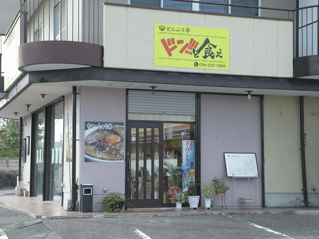 ポイントカードや学割など充実のサービスとテイクアウトもOK