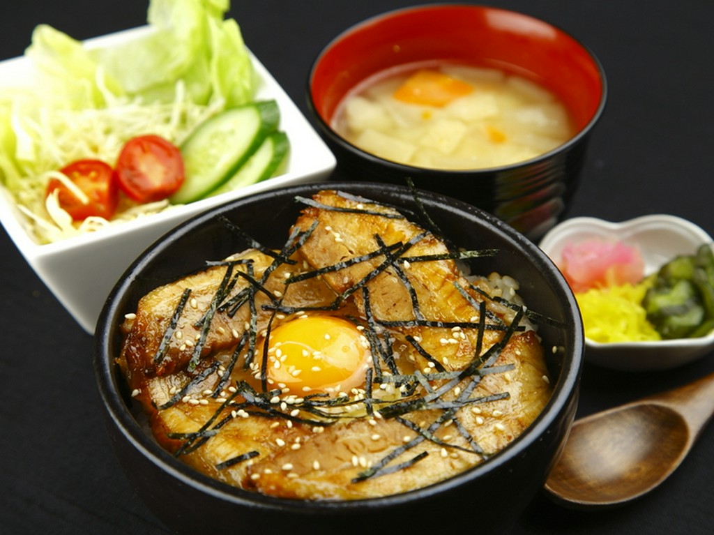 仕込みにまる1日かけた大きな切り身の柔らか叉焼がドン!!!と乗るイチオシメニューの『ちゃーしゅう丼』