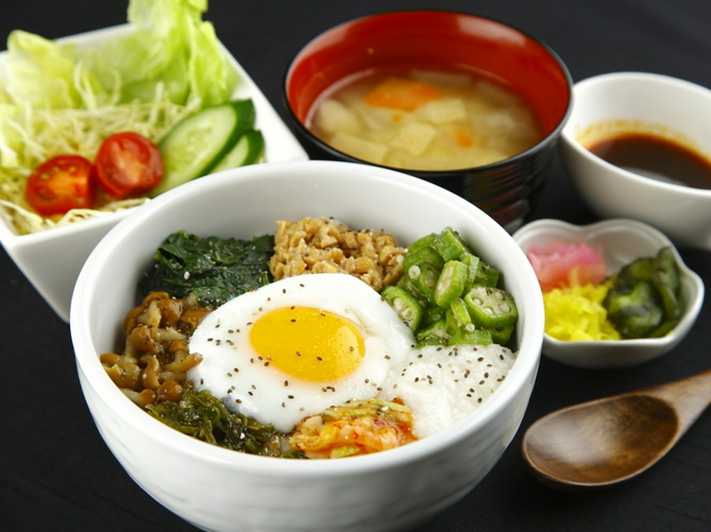 あらゆるネバネバ食材をたっぷり乗せた、女性はもちろん男性にも好評な『ネバネバ丼』