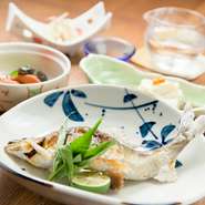 お食事には、地元・香川産の野菜やお米を使用。地域の素材を使うことにより、より日本食の伝統や風情を感じられると考え、魚もほとんどが瀬戸内海から直送したもの。この地域でしか味わえない和食を提供しています。