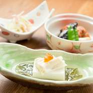 夜は『季節のおまかせコース』、単品は小鉢料理600円からの和食懐石料理屋。東京の老舗名店および海外の日本料理屋で経験を積んできた料理長が自信を持って振る舞うお料理は、特別な日にぜひ楽しみたいお味です。