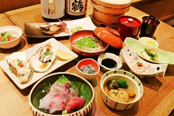 瀬戸内で採れたお魚や地元・香川産のお野菜のお料理と、羽釜ご飯が味わえる『季節のおまかせコース』