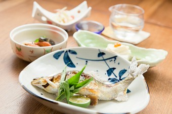 お店自慢の炭台で焼いた、香ばしいお魚が味わえる『焼き魚』