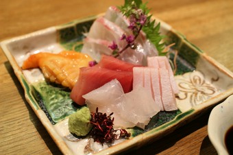 瀬戸内の新鮮な魚介を堪能できる「本日仕入れ鮮魚刺しの盛り合わせ」