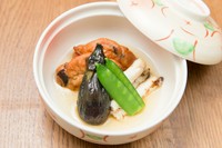 地元の野菜と魚をメインに、季節の味を上手く表現。シンプルかつ優しいお味は、心を温かくしてくれます。