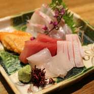 店主が直接市場で仕入れた、新鮮な鮮魚の盛り合わせ。季節毎に変化する瀬戸内の美味しい鮮魚が楽しめます。