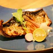 炭火でじっくりと焼くことで、パリっと香ばしくふっくらとした食感に。魚の脂が炭に落ちて生じる薫香と共にお楽しみください。