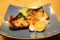 炭火でじっくりと焼くことで、パリっと香ばしくふっくらとした食感に。魚の脂が炭に落ちて生じる薫香と共にお楽しみください。