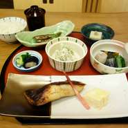 前菜３種、本日の焼魚、ご飯、汁物、香の物、デザート付