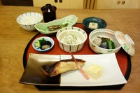 前菜3種、本日の焼魚、ご飯、汁物、香の物、デザート付