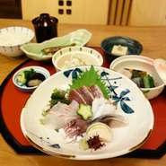 前菜３種、お刺身盛り合わせ、ご飯、小鉢、汁物、香の物、デザート付