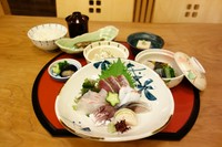 前菜3種、お刺身盛り合わせ、ご飯、小鉢、汁物、香の物、デザート付
