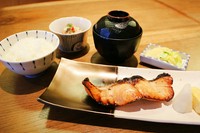 定番の鮭を醤油ベースの漬け焼きで