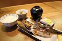その季節においしい鮮魚を、炭火でじっくりと焼き上げます。