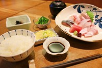 その日仕入れた鮮魚を種類豊富にあれこれ盛り合わせ。羽釜炊きのご飯との相性は抜群!