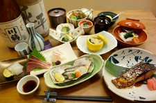 店主が厳選した、その季節に美味しい食材を使う、贅沢な和食のフルコース。椀物にも注目！