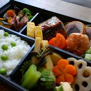 夜のコースをお家でお楽しみいただける、季節のおまかせ弁当です。
お料理の内容はその日によって変わります。
お店の味をご家庭でぜひ♪
【内容例】焼き魚、野菜煮物、肉料理、あえ物、ごはん etc...

※前日までのご予約をお願いいたします。