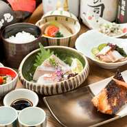 白いご飯と焼魚にお刺身、そして丁寧に仕上げる小鉢。すべて手間を惜しまずコースに仕上げています。特に熟練の技でつくる炭火焼魚は、香りとほどよい表面の焦げ目、中はジューシーな柔らかさがある自慢の一品です。