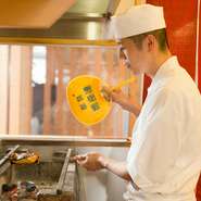 つくり置きをせず、お客様の注文で料理をつくり、できたてを提供。前菜やお刺身もその場で調理しています。コース等はお客様の召し上がるスピードなどに気遣いタイミングよくお出しできるよう心がけています。