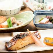 毎日市場で仕入れる新鮮な魚介類をリーズナブルに楽しめるランチ。夜のメインであるコース料理は、美味しい和食料理を少しずつ頂ける内容と、ゆったりとお酒と料理を堪能できます。