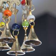 隣席との距離があるから、賑やかな子供たちも大喜び！半個室を利用すれば一層プライベートな空間が生まれます。広い化粧室は乳児のお世話にも安心。ベビーカーももちろんOK。ミルク用のお湯等もなんでもご相談を！