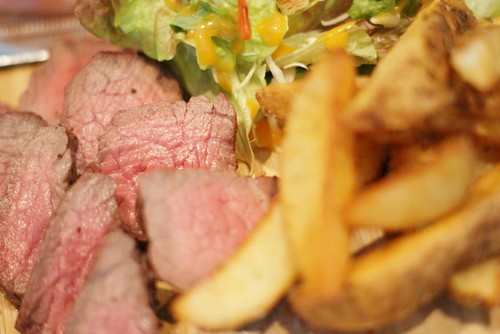 「自然放牧牛サーロイン」など、ランチにもスペシャリテを