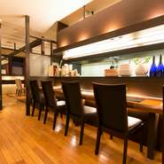 カウンター席は6席、またソファ席は全２０席以上。一月ごとに入れ替わる旬のメニューやソフトドリンク、適時入荷する珍しいクラフトビールなどをお供に、楽しい時間をお過ごしください。