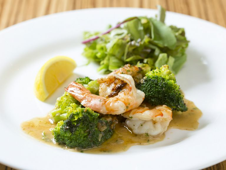 海老のプリプリ食感と香草の香ばしさを楽しめる一品