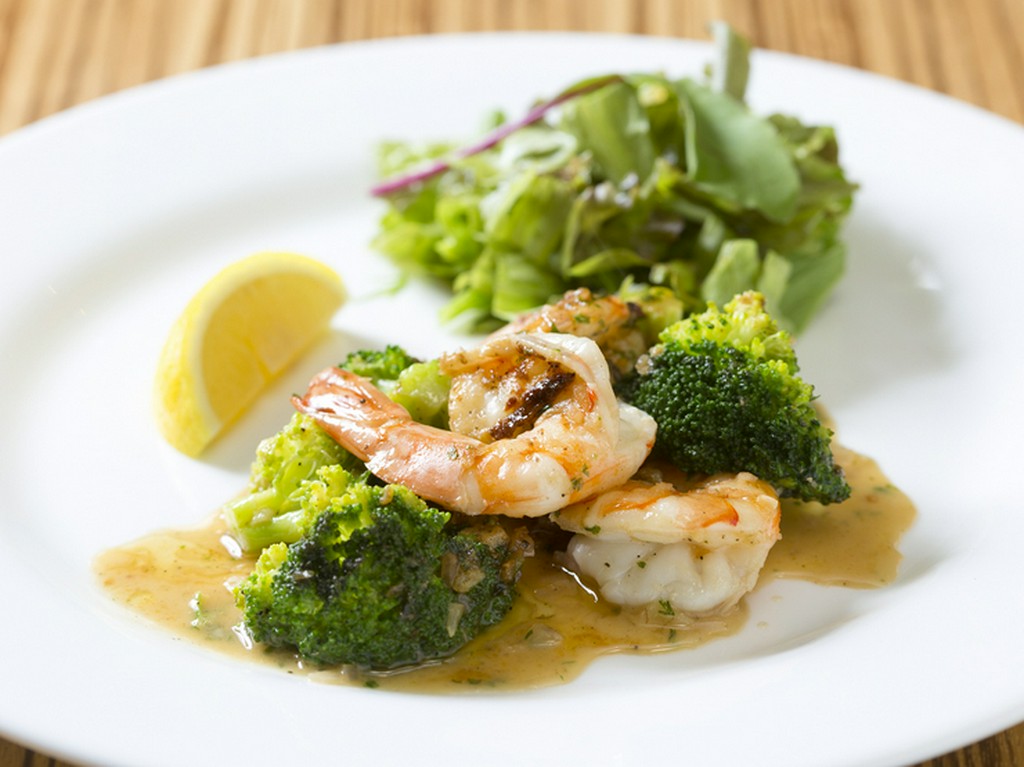 海老のプリプリ食感と香草の香ばしさを楽しめる一品