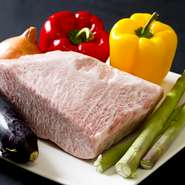 質のよいお肉がリーズナブルなお値段で楽しめると人気。サシがしっかりと入ったおいしいものだけを仕入れるという黒毛和牛を、鉄板焼きでシンプルに堪能できます。お肉に添えられる野菜も、新鮮なこだわり野菜。