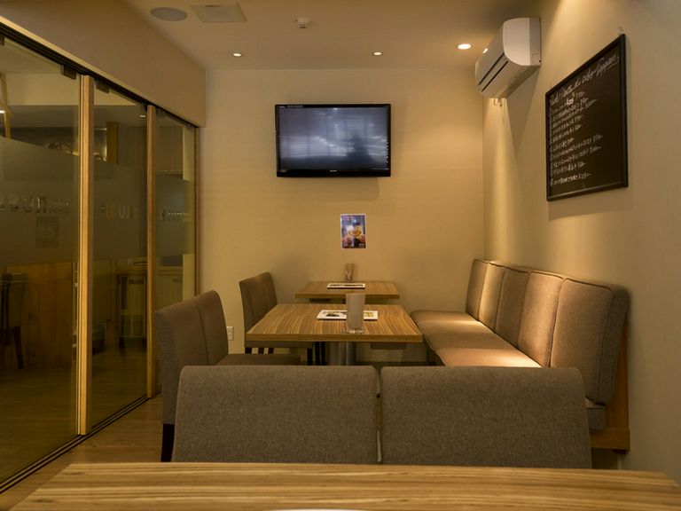 ブラウンを基調とした落ち着いた空間で、2人の時間を満喫