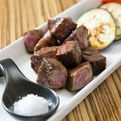 付け合わせの野菜は鉄板の上でフランベ！　『A5黒毛和牛イチボステーキ』