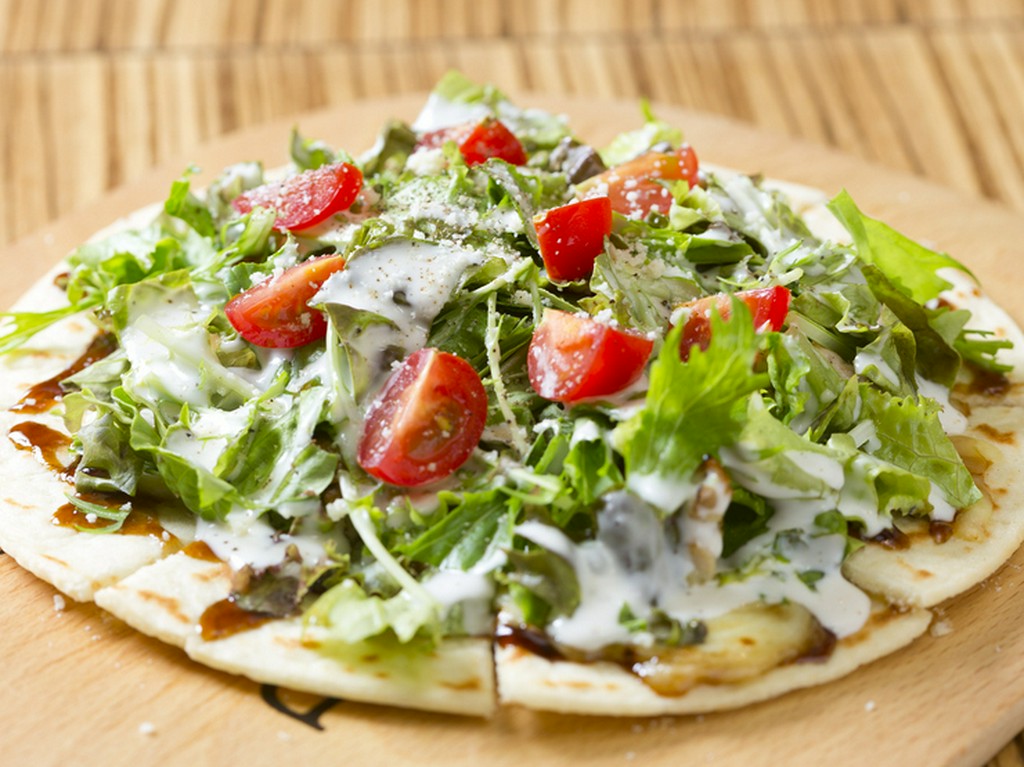 秘伝の甘みのある照り焼きソースでいただく『サラダピザ』