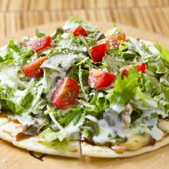 秘伝の甘みのある照り焼きソースでいただく『サラダピザ』