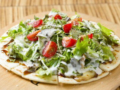 秘伝の甘みのある照り焼きソースでいただく『サラダピザ』