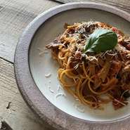 A5 黒毛和牛と3種のキノコがトマトソースに絡み合う贅沢なパスタです。