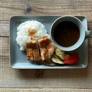 鉄板で焼くことによって皮はパリパリに、身はジューシーに仕上がったチキンステーキ。