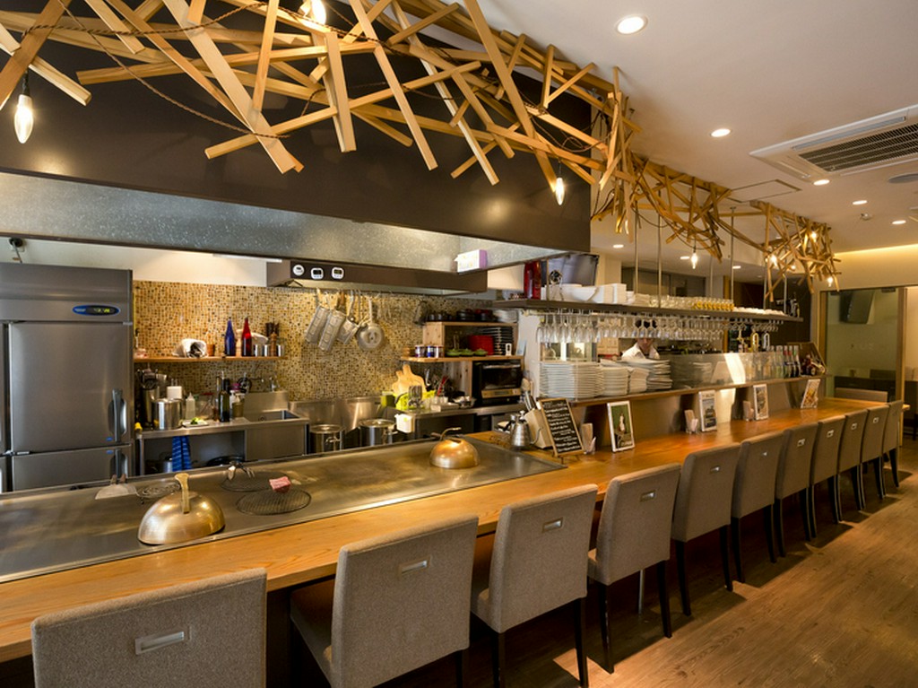 1人でも気軽に入って鉄板焼きが楽しめるカウンター席