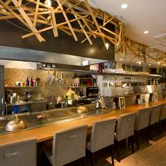 1人でも気軽に入って鉄板焼きが楽しめるカウンター席