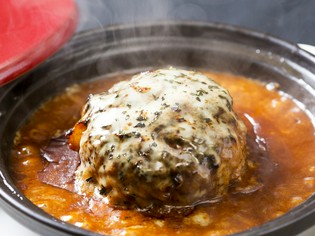 黒毛和牛と豚肉の合挽きを使用したジューシーな『RUSHバーグ』