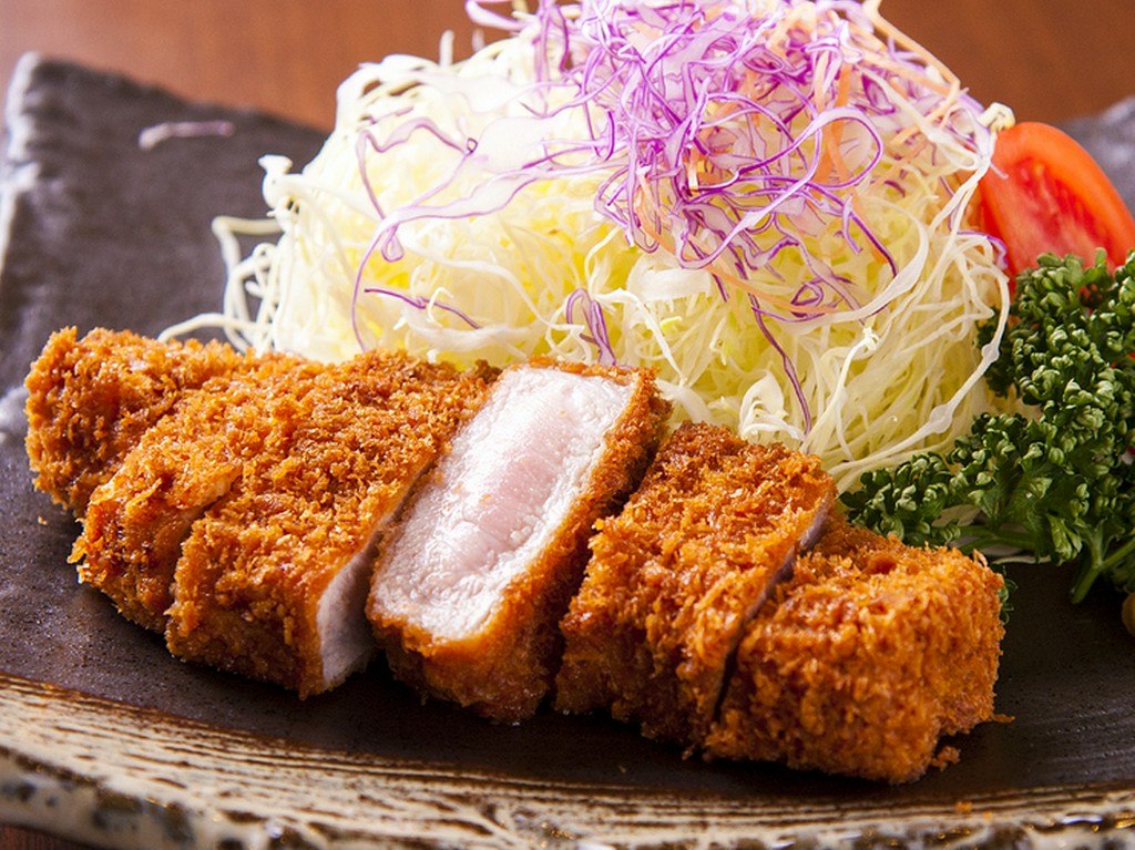 やわらかな肉質と濃厚な旨みが魅力。お肉本来のおいしさを満喫できる『黒豚ロースかつ』