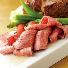 A5ランクの飛騨牛を使用。時間をかけ丁寧に仕込む【喰なべ】の名物料理『飛騨牛低温ローストビーフ』