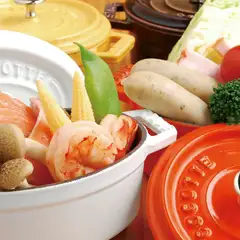 旬の野菜や、豚、鶏、牛ホルモンなど厳選食材を使用した「ストウブの蒸し鍋（ココット）料理」各種
