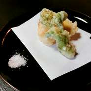 旬の野菜の天ぷら。
野菜の甘味を引き立てる天ぷらを、擦った緑茶や紅茶の茶葉を混ぜた塩で。
