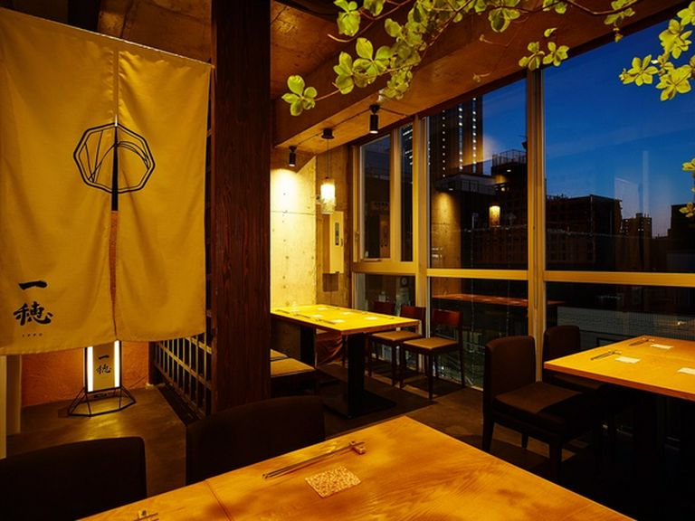 開放的な大きな窓からはキャロットタワー、夜は美しい夜景も…