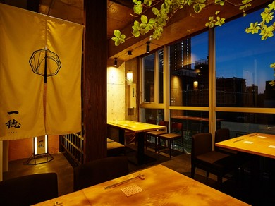 開放的な大きな窓からはキャロットタワー、夜は美しい夜景も…