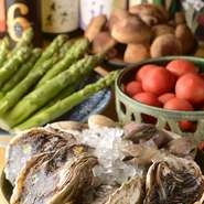季節ごとに味わえる美味しい食材を選りすぐっている【一穂】。3～5月は島根県隠岐の島の岩牡蠣や特大ハマグリ。6月からは、『鮎の炭火焼き』など、その時期最も美味しい旬の味を堪能できます。